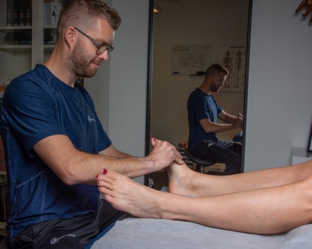 Nicolai behandler en patients ben og fod