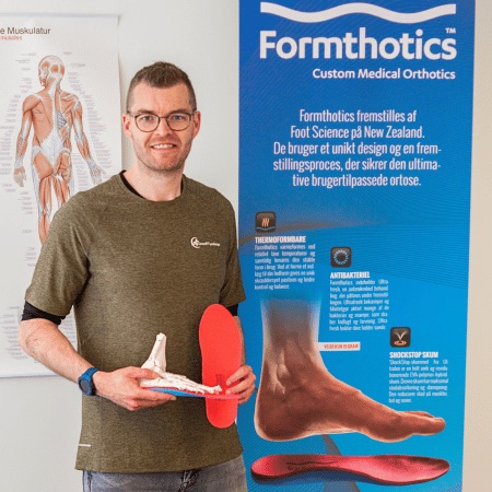 Nicolai med en Formthotics-indlægssål og en model af foden